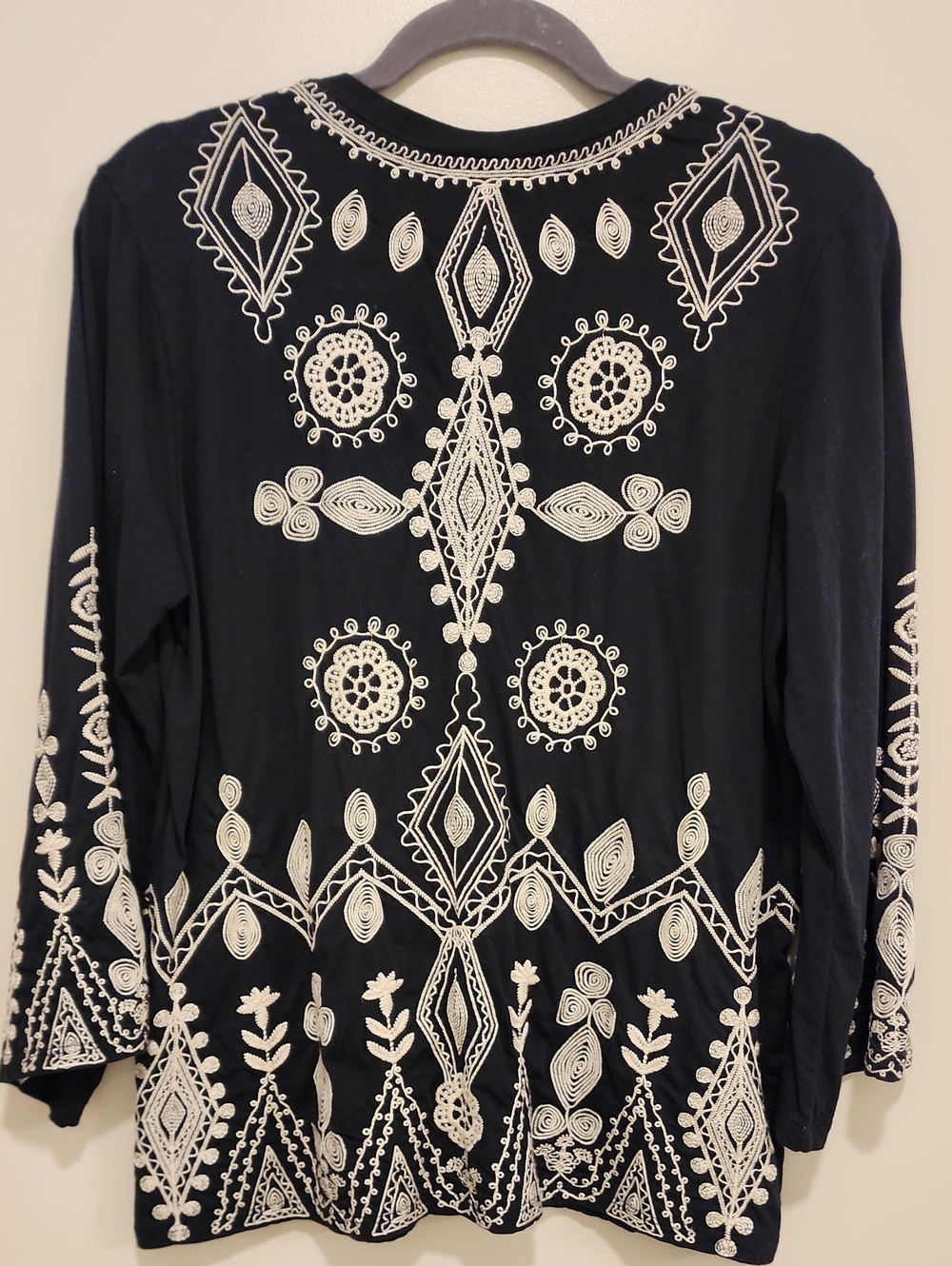 Johnny Was Embroidered Blouse Top Black & Cream V-Neck Boho Cotton size Medium - Picture 7 of 7